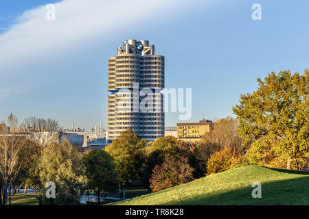 München, Deutschland - 01 November, 2018: IBMW Hauptquartier auf Sonnenuntergang in München Stockfoto