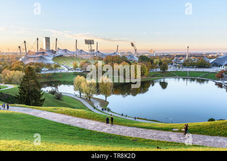 München, Deutschland - 01 November, 2018: Olympic Park oder Olympiapark auf Sonnenuntergang Stockfoto
