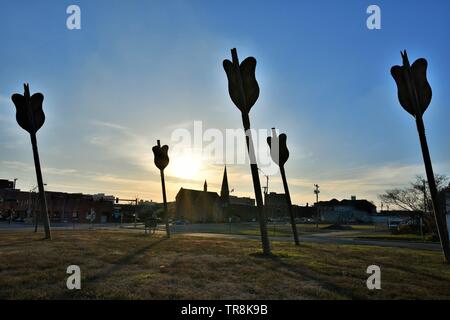 Silhouette der grosse hölzerne Pfeile in der Innenstadt von Fort Smith, Arkansas arrangiert im Boden in einer künstlerischen Art und Weise und in der Nähe von Sunset genommen Stockfoto