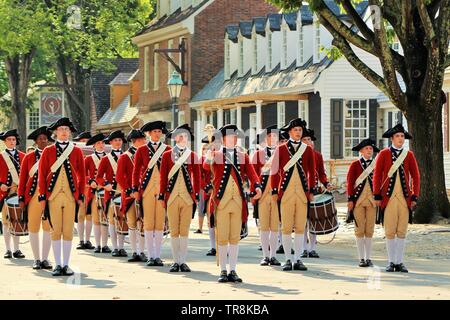 Colonial Fife und Drum, Marching Herzog von Gloucester Straße und Spielen in Colonial Williamsburg Stockfoto