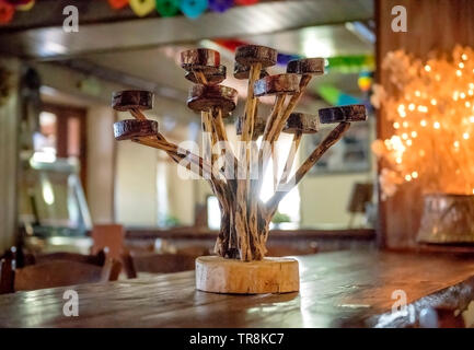 Hand aus Holz Kerzenhalter auf Tisch. Dekoration Kunst Objekte. Stockfoto