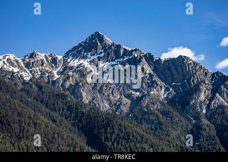 Blick auf verschneite Berggipfel Stockfoto