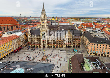 Antenne Stadtbild Münchens historische Altstadt mit Rathaus, Rathaus am Marienplatz. München. Deutschland Stockfoto