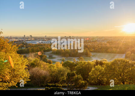 Blick auf die Stadt München vom Olympiapark am Sonnenuntergang. Deutschland Stockfoto