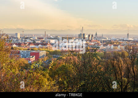 Blick auf die Stadt München vom Olympiapark am Sonnenuntergang. Deutschland Stockfoto