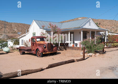 Ein ländliches Haus und ein verlassener Truck in der Mojave-Wüste. Stockfoto