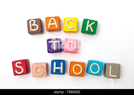 Coloreful Blöcke aus Knetmasse mit Buchstaben, in Worten zurück zur Schule Stockfoto