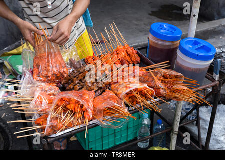 Manila, Philippinen - Juli 16, 2016: Street Food vendor, Nahaufnahme Stockfoto