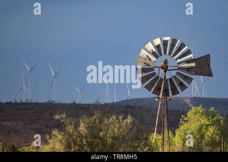 Windmühlen in der Nähe von Broken Hill in New South Wales, Australien. Stockfoto