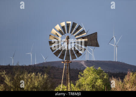 Windmühlen in der Nähe von Broken Hill in New South Wales, Australien. Stockfoto