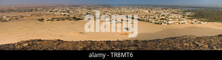 Panorama des heiligen Berges Jebel Barkal auf der Stadt Karima und den Nil Stockfoto