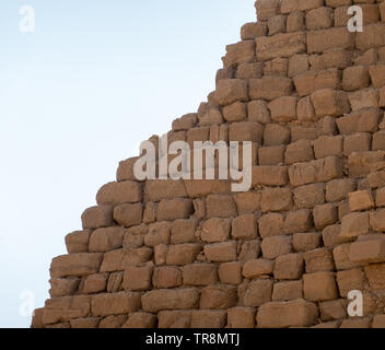 Nahaufnahme einer Pyramide aus grob behauenen Sandsteinen und Sandsteinblöcken in Sudan, Afrika Stockfoto