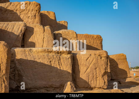 Nahaufnahme einer Pyramide aus grob behauenen Sandsteinen und Sandsteinblöcken in Sudan, Afrika Stockfoto