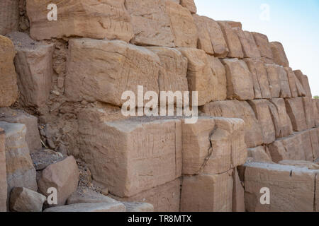 Nahaufnahme einer Pyramide aus grob behauenen Sandsteinen und Sandsteinblöcken in Sudan, Afrika Stockfoto