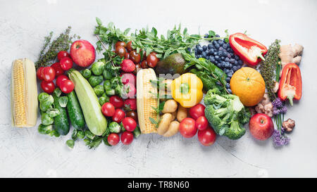 Sortiment an frischem Obst und Gemüse. Detox, vegan und saubere Diät essen. Stockfoto