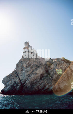 Das Schloss Schwalbennest auf einem Felsen am Schwarzen Meer, auf der Krim, Russland. Blick vom Meer. Stockfoto