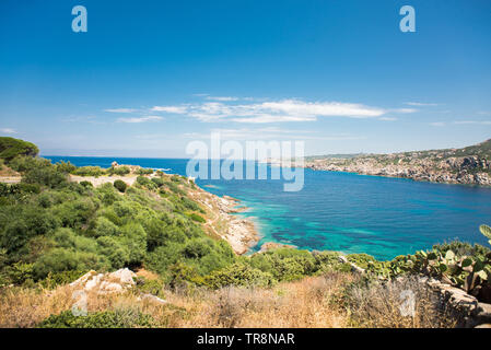 Landschaft mit Meer, Steine, Straße und an der Küste von Santa Teresa di Gallura im Norden von Sardinien. Italien. Stockfoto