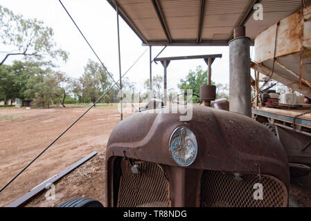 Die Vorderansicht und Schutz (Abzeichen) eines Fordson Major Diesel Schlepper, gelegentlich noch auf ein Grundstück im Nordwesten von New South Wales, Australien verwendet Stockfoto