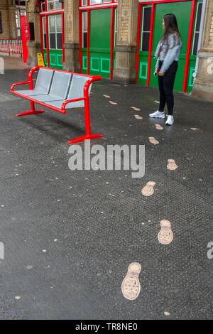 Der Lange Marsch bootprints auf den Spuren der Preston Pals, wie Sie Züge an Bord, in den Krieg zu gehen. Neben dem Zweiten Weltkrieg Mahnmal am Bahnhof Preston ehrt die Männer, die sich freiwillig in den Ersten Weltkrieg innerhalb von 7 Bataillon zu kämpfen, die Loyal North Lancashire Regiment (jetzt Teil des Herzogs von Lancaster's Regiment). Stockfoto