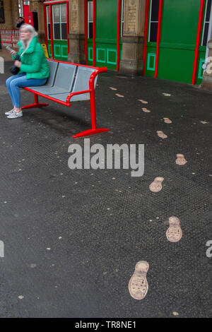 Der Lange Marsch bootprints auf den Spuren der Preston Pals, wie Sie Züge an Bord, in den Krieg zu gehen. Neben dem Zweiten Weltkrieg Mahnmal am Bahnhof Preston ehrt die Männer, die sich freiwillig in den Ersten Weltkrieg innerhalb von 7 Bataillon zu kämpfen, die Loyal North Lancashire Regiment (jetzt Teil des Herzogs von Lancaster's Regiment). Stockfoto