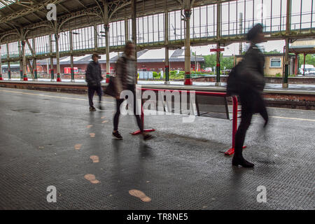 Der Lange Marsch bootprints auf den Spuren der Preston Pals, wie Sie Züge an Bord, in den Krieg zu gehen. Neben dem Zweiten Weltkrieg Mahnmal am Bahnhof Preston ehrt die Männer, die sich freiwillig in den Ersten Weltkrieg innerhalb von 7 Bataillon zu kämpfen, die Loyal North Lancashire Regiment (jetzt Teil des Herzogs von Lancaster's Regiment). Stockfoto