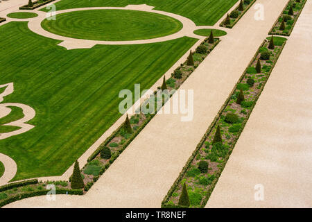 Französische Gärten im Royal Chateau of Chambord in Loir et Cher, mit komplexen Designs und gepflegten Landschaften, Centre Val de Loire, Frankreich Stockfoto