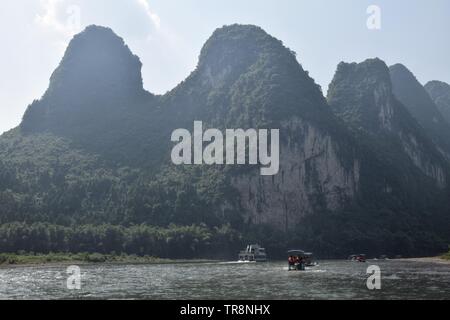 Die bambusflöße auf dem Fluss Li im Yangshuo County in China, Ort für seine Karstlandschaft bekannt. Stockfoto