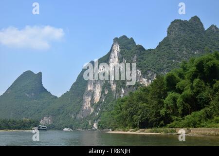 Die Gegend um kleine Stadt Yangshuo in Guangxi Zhuang Autonome Region in China ist für seine Karstlandschaft bekannt. Stockfoto