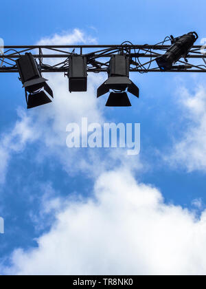 Strahler für Freilichtbühne auf dem Metall Bau vor einem blauen Himmel und Wolken. Platz für Text. Stockfoto
