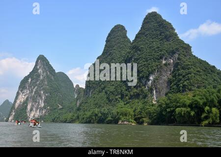 Die bambusflöße auf dem Fluss Li im Yangshuo County in China, Ort für seine Karstlandschaft bekannt. Stockfoto