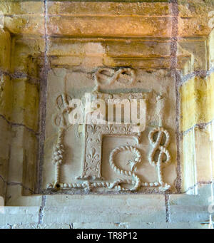 Kompliziertes Deckenrelief des Buchstaben F für Francois I. im Chateau de Chambord in Loir et Cher, Centre Val de Loire, Frankreich Stockfoto