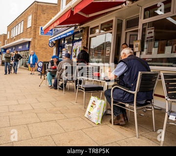 Cromer, Norfolk, Großbritannien. 19. Mai 2019. Ein älterer Mann essen in einem High Street Café Stockfoto