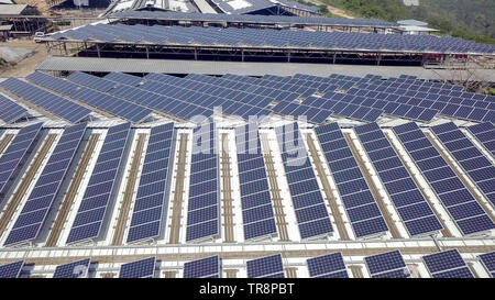 Solar Panels, die sich über eine industrielle Dach - Luftbild. Stockfoto