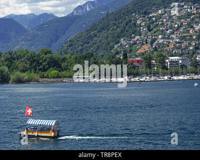 Landschaft beim Segeln auf dem Lago Maggiore an der Grenze zwischen Italien und der Schweiz. Stockfoto