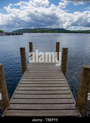 Hölzerne Seebrücke, Lake Windermere, Ambleside, Lake District, Großbritannien Stockfoto