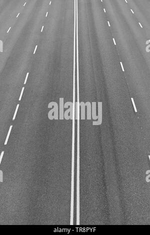 Leere Straße von oben gesehen. Städtische Szene. Bürgersteig und Linien Stockfoto