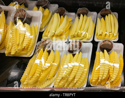Slice mango Obst in Kunststoff Fach zum Verkauf auf dem Markt Stockfoto