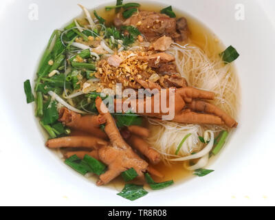 Reis Vermicelli Soup Bowl und Geschmortes Huhn Füße Stockfoto