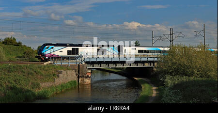 Fast neue Trans Pennine Express Diesel Lokomotive 68031 kreuzt die Trent und Mersey Canal in der Nähe von Sandbach in Cheshire mit einem neuen Zug auf Test. Stockfoto