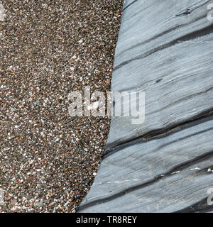 Wunderschönes ungewöhnliche abstrakte Landschaft Bild von Stein -Textur am Strand Stockfoto