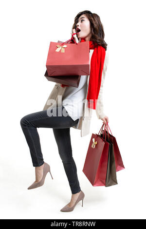 Glückliche junge Frau mit Einkaufstüten Stockfoto