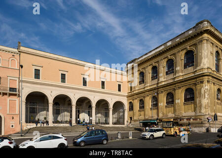 Rom. Italien. Außenseite der Basilika di San Pietro in Vincoli (Kirche St. Petrus in Ketten, links), auf der rechten Seite ist das ehemalige Kloster Gebäude, n Stockfoto