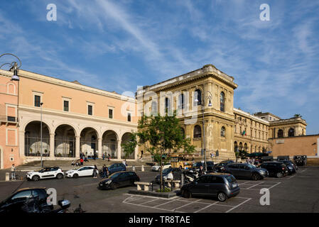 Rom. Italien. Außenseite der Basilika di San Pietro in Vincoli (Kirche St. Petrus in Ketten, links), auf der rechten Seite ist das ehemalige Kloster Gebäude, n Stockfoto