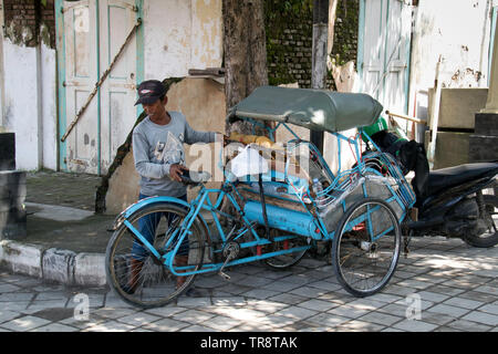 Dreirädrige Zyklus mit Treiber in Semarang auf der indonesischen Insel Java Stockfoto