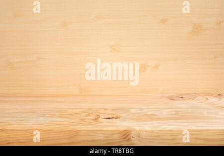 Leere Holz Tischplatte auf Holz Wand Hintergrund. Für die Montage des Produkts angezeigt oder Design Key Visual Layout Stockfoto