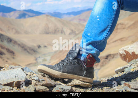 Hiker Leder Schuhe auf ein felsiges Gelände in Ladakh verwendet Stockfoto