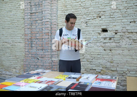 Kunden stand vor einer Buchhandlung Zähler und Lesen neu erschienen Buch. Buchmesse "Knyzhkovyi Arsenal". 24. Mai 2019. Kiew, Ukraine Stockfoto