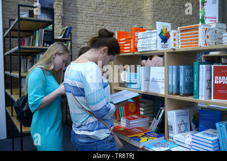 Kunden stand vor einer Buchhandlung Zähler und Lesen neue Bücher veröffentlicht. Buchmesse "Knyzhkovyi Arsenal". 24. Mai 2019. Kiew, Ukraine Stockfoto