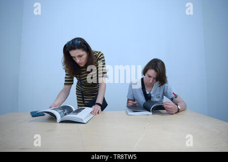 Kunden stand vor einer Buchhandlung Zähler und Lesen neue Bücher veröffentlicht. Buchmesse "Knyzhkovyi Arsenal". 24. Mai 2019. Kiew, Ukraine Stockfoto