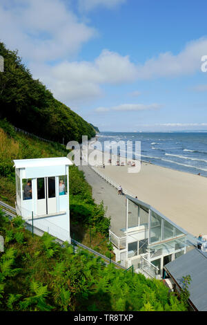 Der Aufzug nach unten zu Seebrücke und Strand im Ostseebad Sellin auf der Insel Rügen. Stockfoto